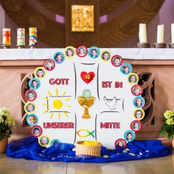 Altar mit Kommunionkinder